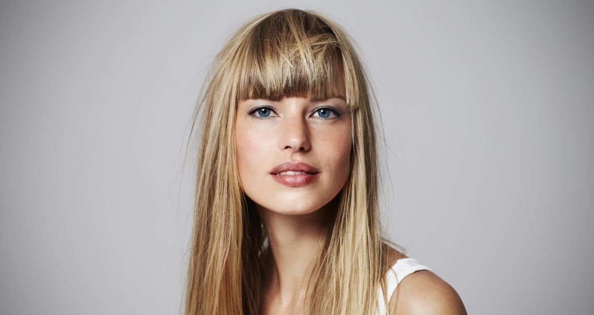 Jovem com o formato do rosto retangular ou alongado.